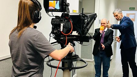 Albert Barriol junto a uno de los participantes del voluntariado de RTVE