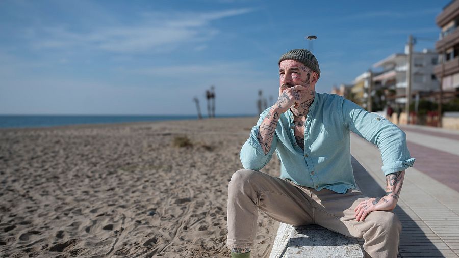 Sergi Rufi assegut al passeig marítim, pensatiu i observant l'horitzó