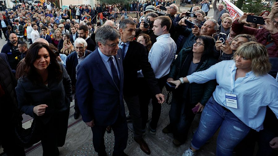 Carles Puigdemont a su llegada al Ayuntamiento de Elna