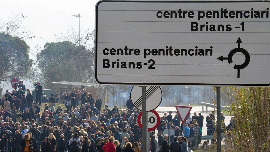 Los funcionrios protestan a las puertas de la cárcel de Brians.