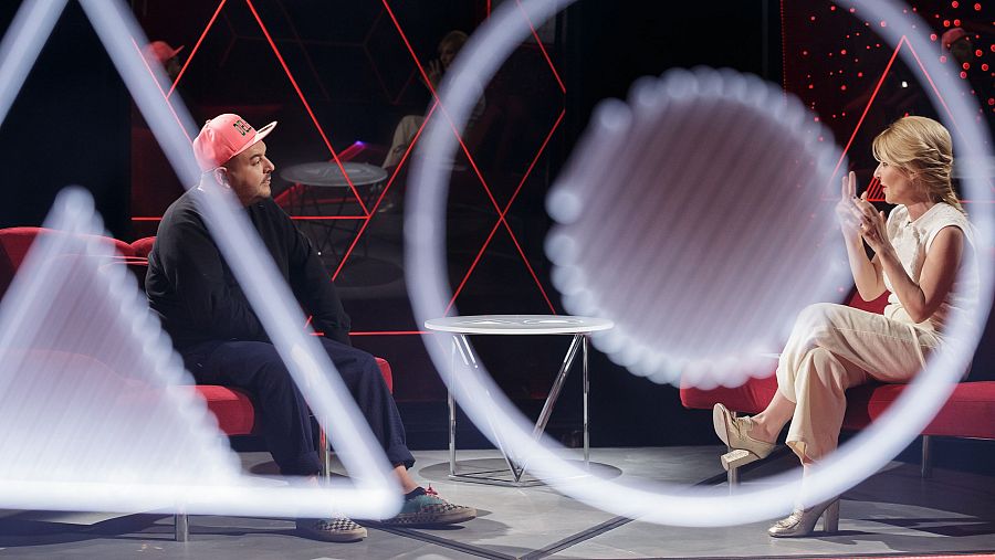 Camilo Lara y Cayetana Guillén Cuervo en el plató de 'Atención Obras'