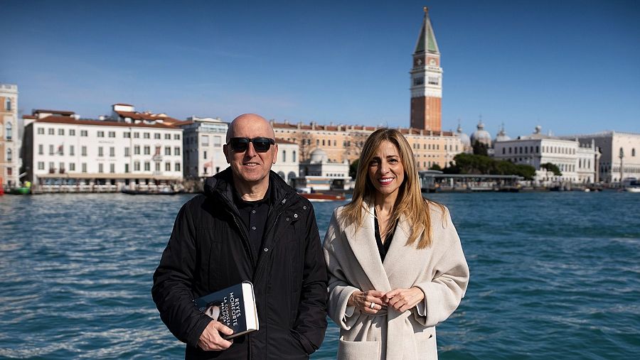 La escritora Reyes Monforte y Óscar López, fotografiados en Venecia.