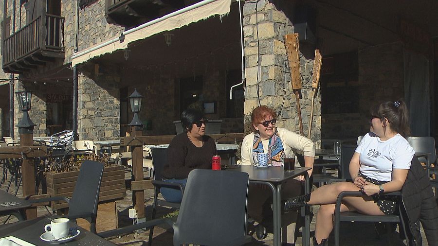 Maria Ángeles, Eli y Ana Belén, trabajadoras de los hoteles de la Vall de Boí, tomando algo en su día libre.