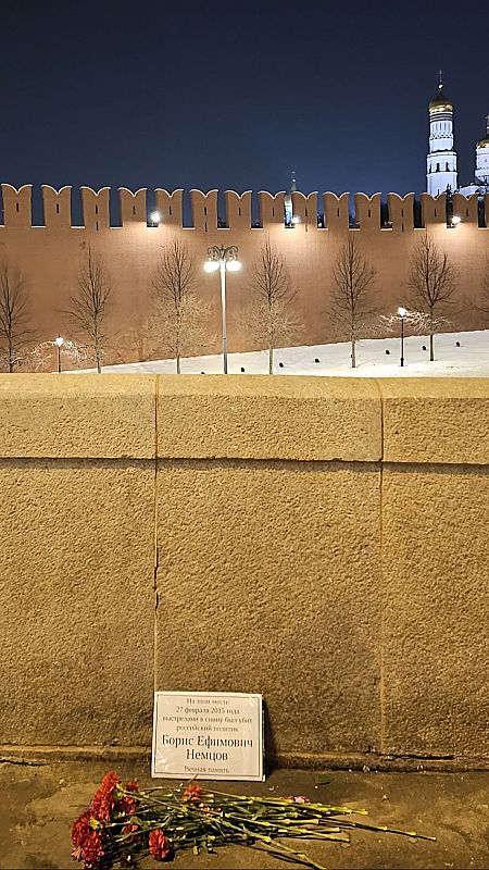 Clavéles y tarjeta de recuerdo en Moscú a Boris Nemstov