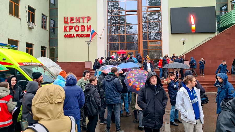 Cola de donantes de sangre para ayudar a las víctimas del atentado, cerca del Centro de Sangre de la Agencia Federal Médica y Biológica, en Moscú