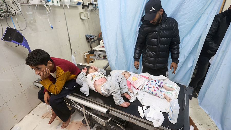 Crónica internacional - El Ejército israelí asedia de nuevo los hospitales gazatíes Nasser y Al Amal - Escuchar ahora