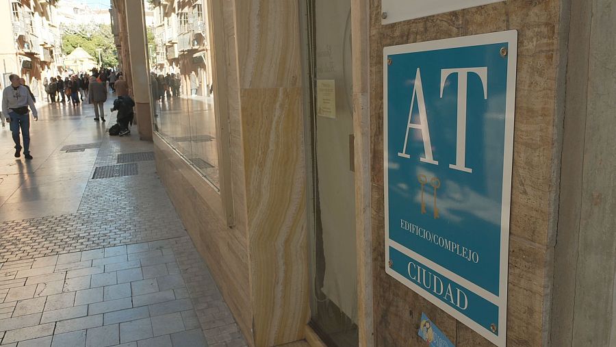 Cartel de alojamiento turístico en el centro de Málaga