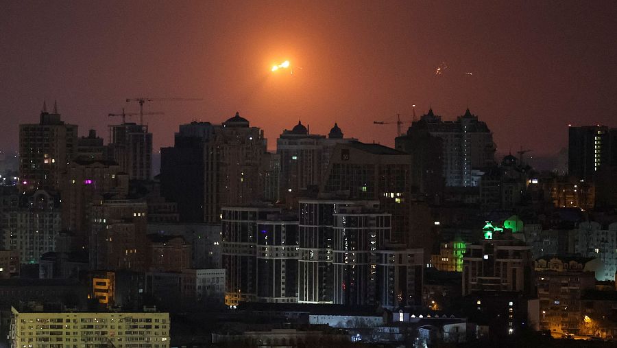 La explosión de un misil vista en el cielo de Kiev.
