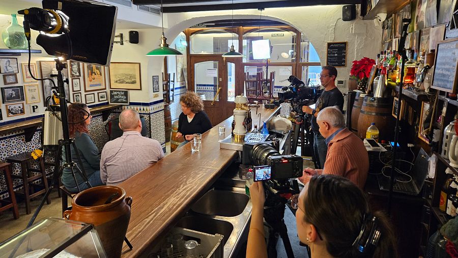 Un equipo de televisión grabando en un bar