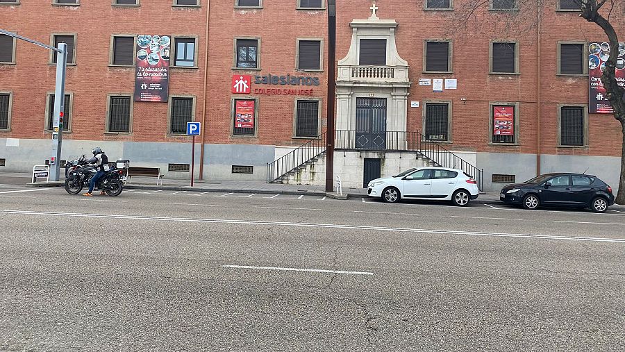 Fachada del colegio salesiano de Guadalajara y calle ancha sin tráfico.