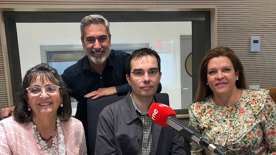 Arturo Martín junto al doctor Diego Urgelés, Rosa Virginia Díez, vicepresidenta de la Asociación Bipolar de Madrid, y Raquel Martínez, afectada.