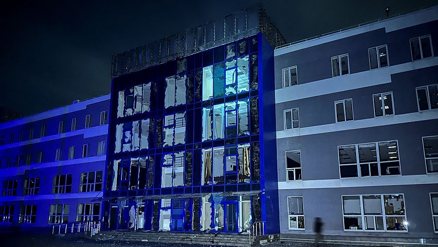 Vista de un edificio dañado tras la destrucción de un dron ruso en Járkov.