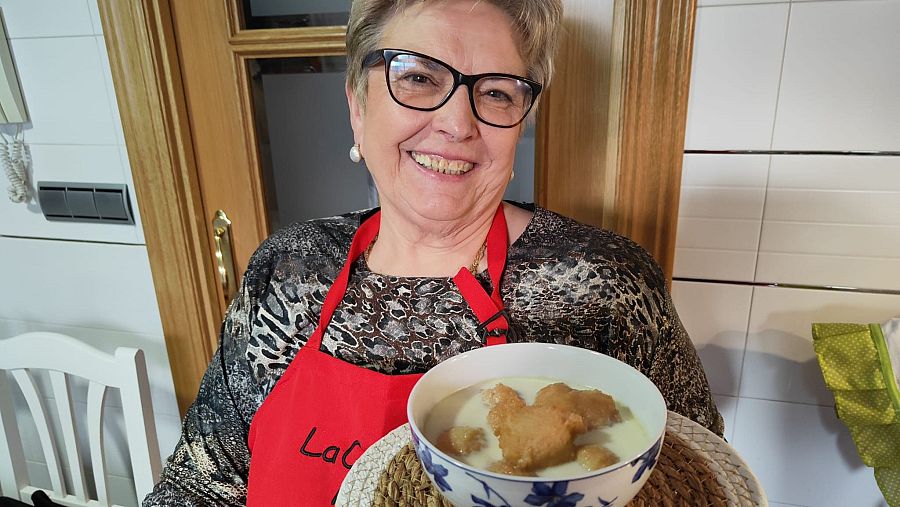 Adoración con el plato de panecillos de leche