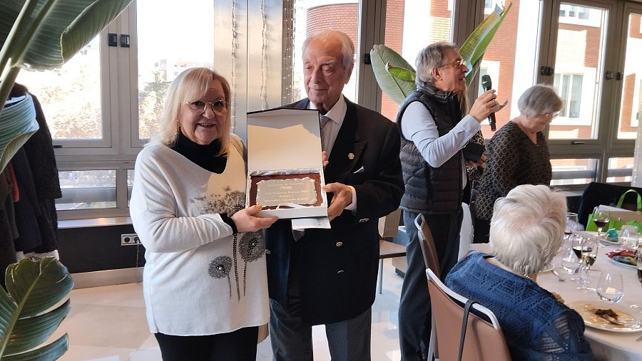 Lola Casado recibe la placa del Premio de Pintura
