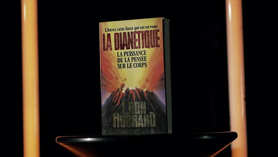 portada de un libro con un volcán en erupción