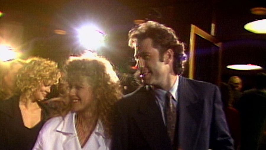 Hombre con mujer entre flashes