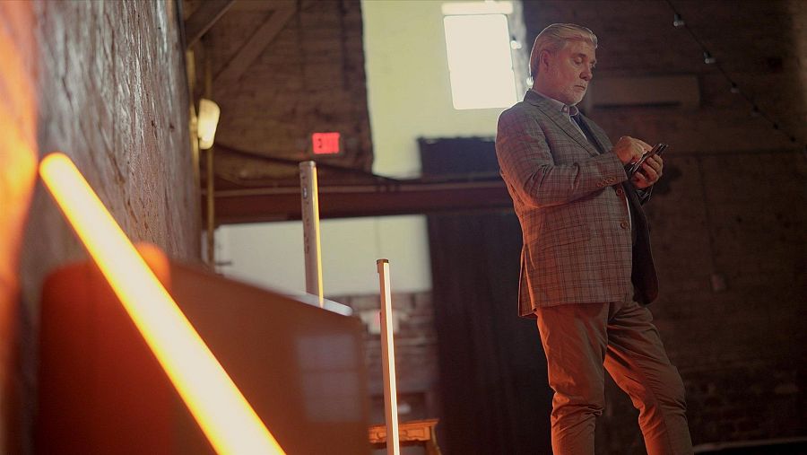 Hombre con un móvil en una sala