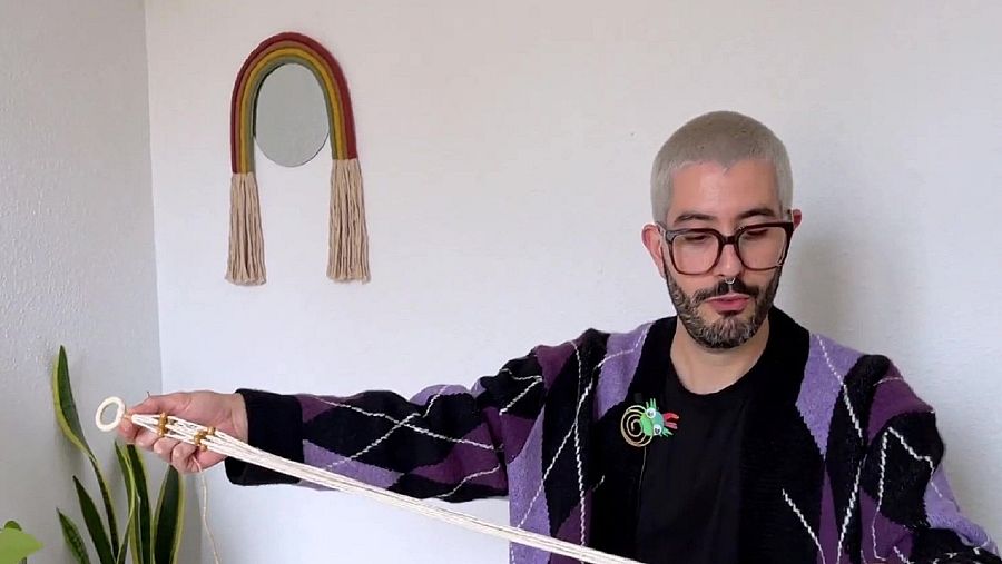 Unir els serrells, mesurar 25 cm i fer un nus