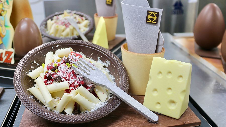 No sembla una mona de Pasqua, però ho és. Un plat gastronòmic fet de xocolata.