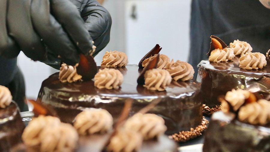 Més enllà de les escultures de xocolata, la pastisseria també ofereix el tradicional tortell.