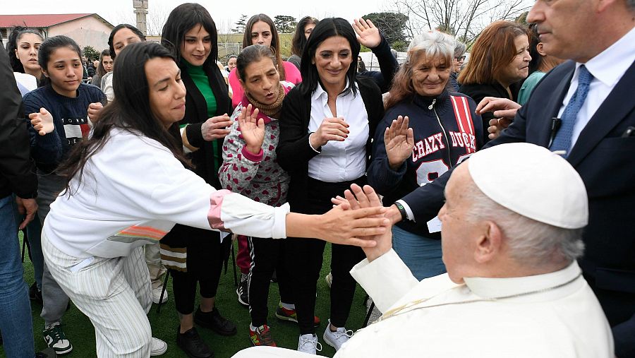 El papa con algunas de las mujeres de la prisión