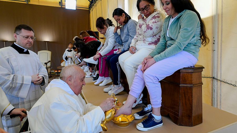 El papa lava los pies a una reclusa