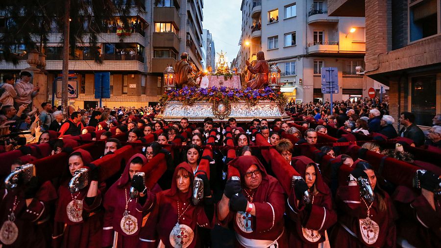 Los cofrades del paso de La Santa Cena de Alicante