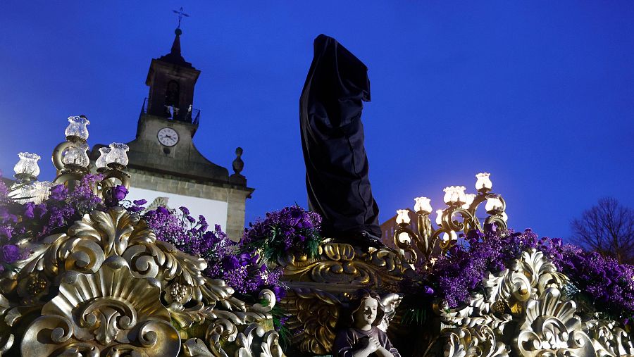 Una imagen tapada bajo la lluvia en la procesión del santuario de Las Angustias, en Ferrol