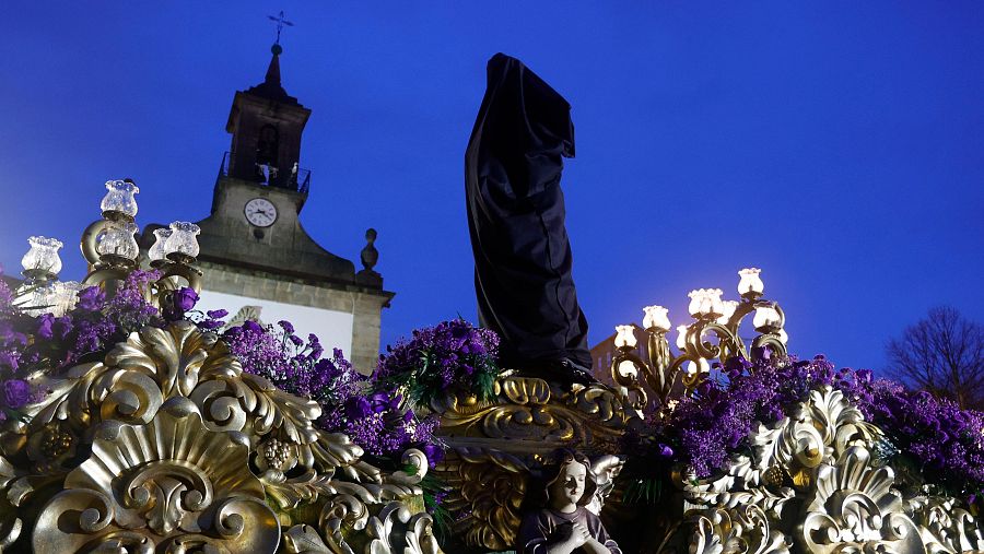 Una imagen tapada bajo la lluvia en la procesión del santuario de Las Angustias, en Ferrol