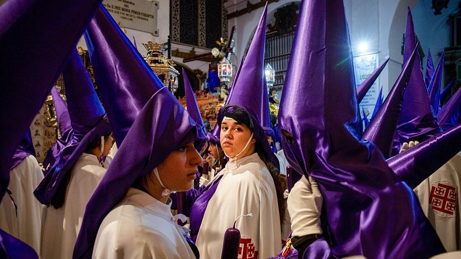 Los hermanos de El Nazareno de la iglesia de Santa María en Cádiz