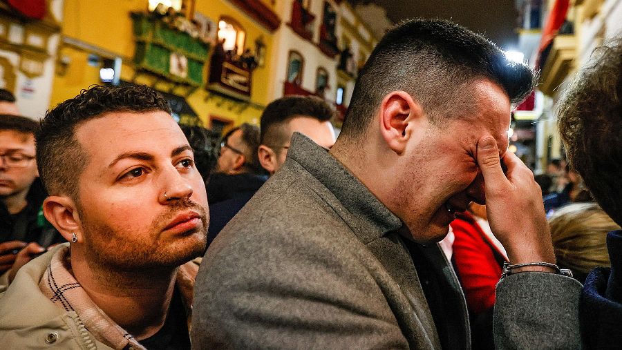 Un hombre llora ante la entrada de la capilla de Los Marineros, en la que se encuentra La Virgen de la Esperanza de Triana