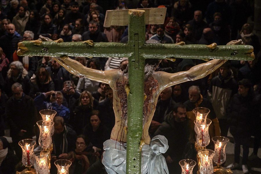 La Semana Santa de Ávila vive su Vía Crucis más fugaz en el interior de la Catedral