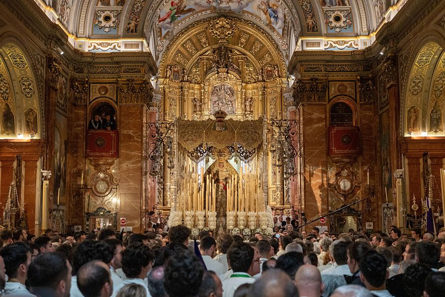 Los hermanos esperan dentro de la basílica de la Macarena antes de conocerse la cancelación de la procesión