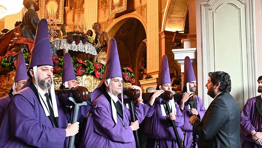 El presidente de Murcia, Fernando López Miras, asiste este Viernes Santo a la procesión de los Salzillos