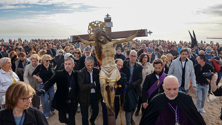 Vista de la procesión del Santísimo Cristo de El Salvador, este viernes en Valencia