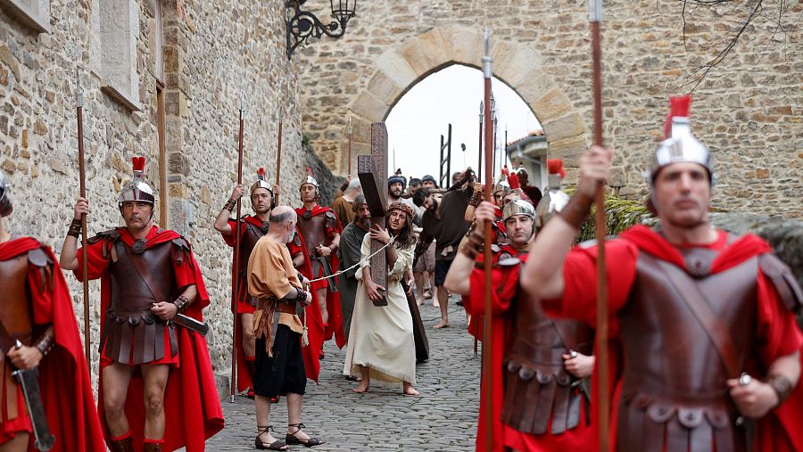 Tradicional Pasión Viviente representada por unos 350 vecinos en el casco histórico de Balmaseda