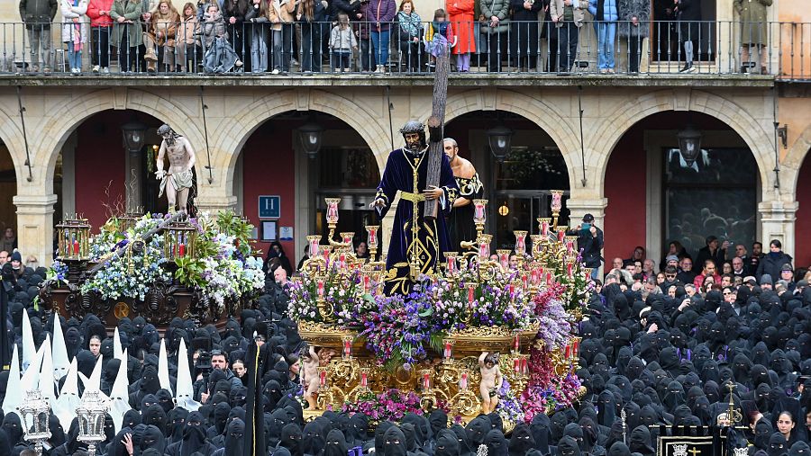 La procesión de 'Los Pasos', emblema de la Semana Santa de León