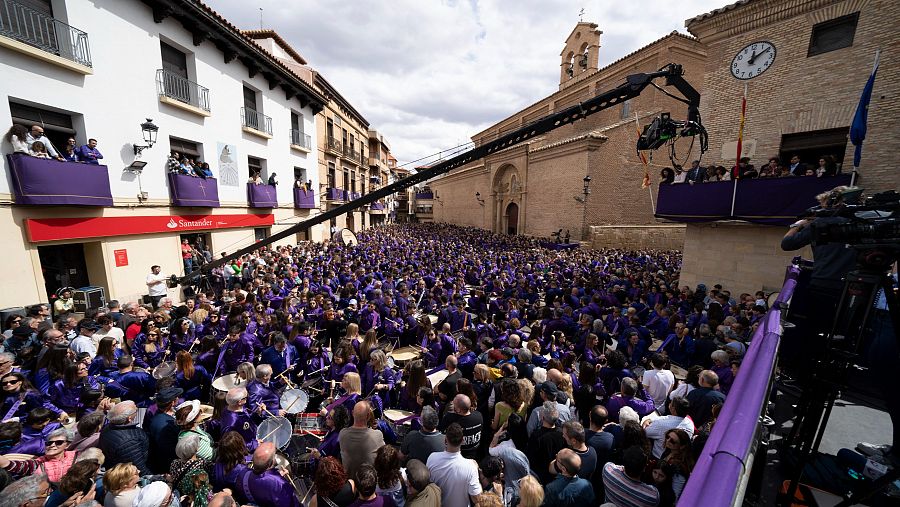 Calanda ha celebrado al mediodía del Viernes Santo el acto de Romper la Hora