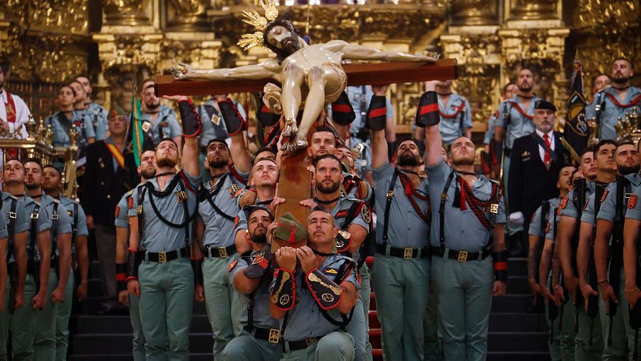 La Legión participa en el Vía Crucis de la hermandad de la Caridad de Córdoba este Viernes Santo