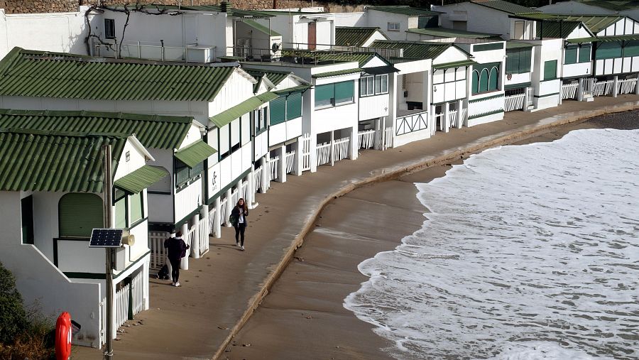 Onades a tocar de les casetes de Garraf pel temporal marítim