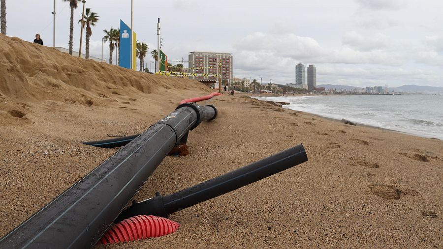 Canonades a la vista a la platja de Sant Sebastià de Barcelona pel pas del temporal