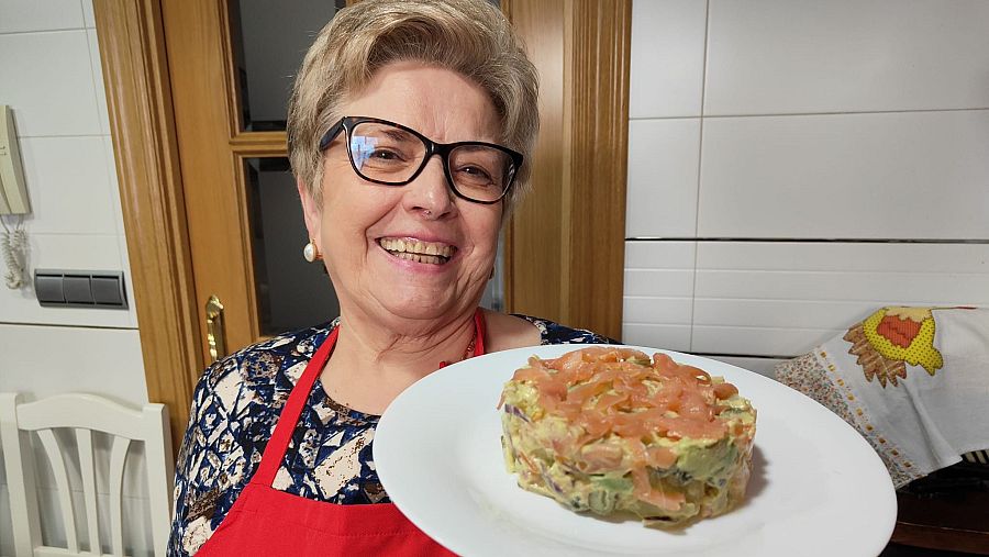 Adoración con el plato de ensalada de salmón