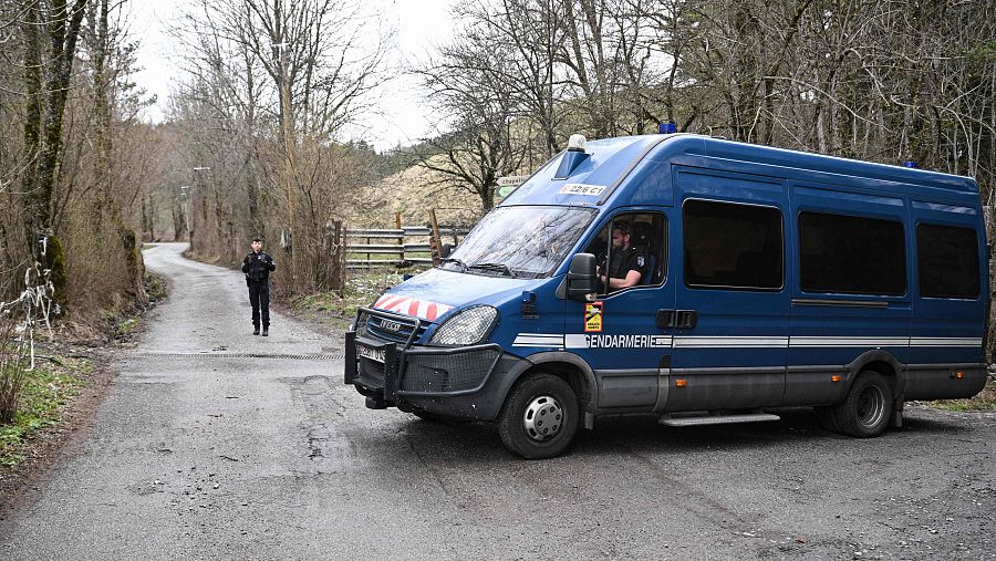 Gendarmes en la carretera que se dirige a Haut-Vernet