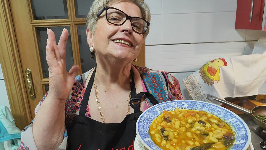 Adoración con el plato de potaje de habichuelas