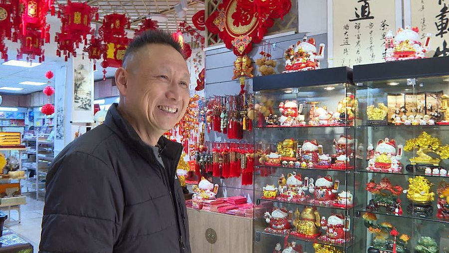 Junto a su familia, Jose regenta un supermercado y una librería china en Usera