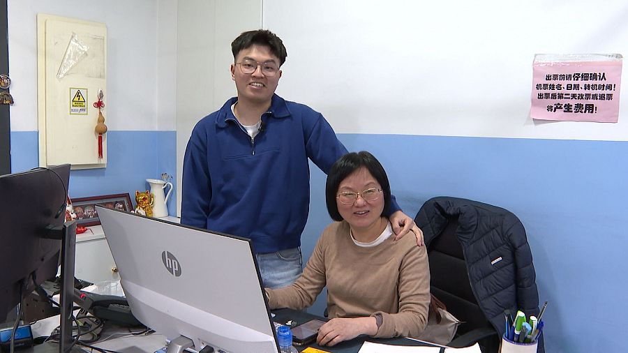 Javier Luo junto a su madre, fundadora de la agencia Viajes Despejados en Usera