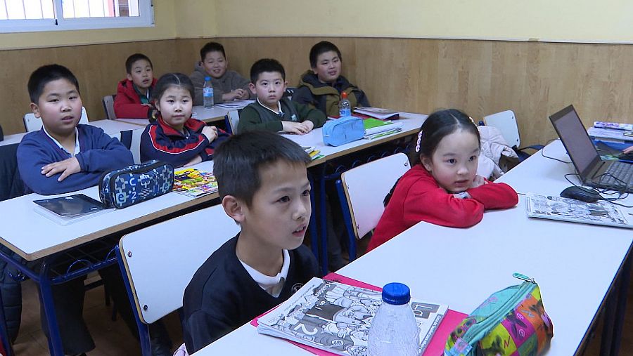 Niños aprendiendo chino en la academia Xindongfang de Usera