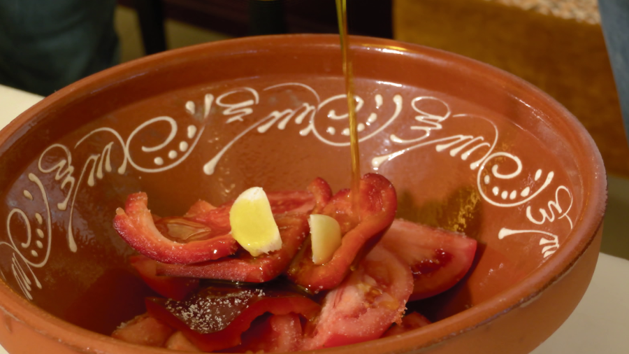 Poner el tomate cortado sobre un bol con el ajo, el pimiento, sal y aceite