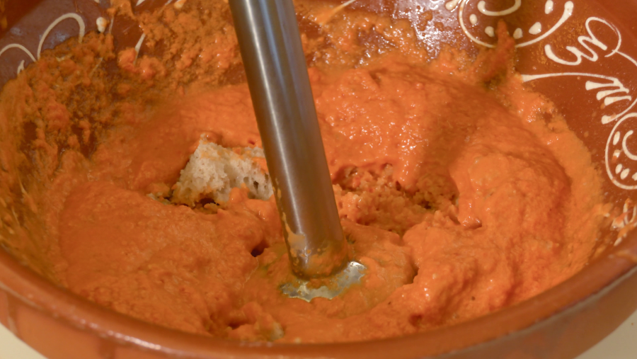 Incorporar el pan y batir todo con una batidora de mano