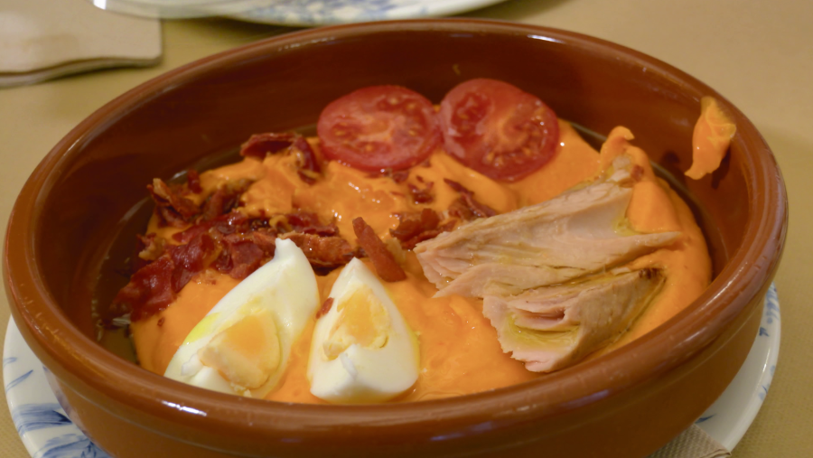 Poner por encima los acompañantes: el jamón picado, el atún, el huevo, los tomates cherrys y un chorrito de aceite. ¡Listo para disfrutar!